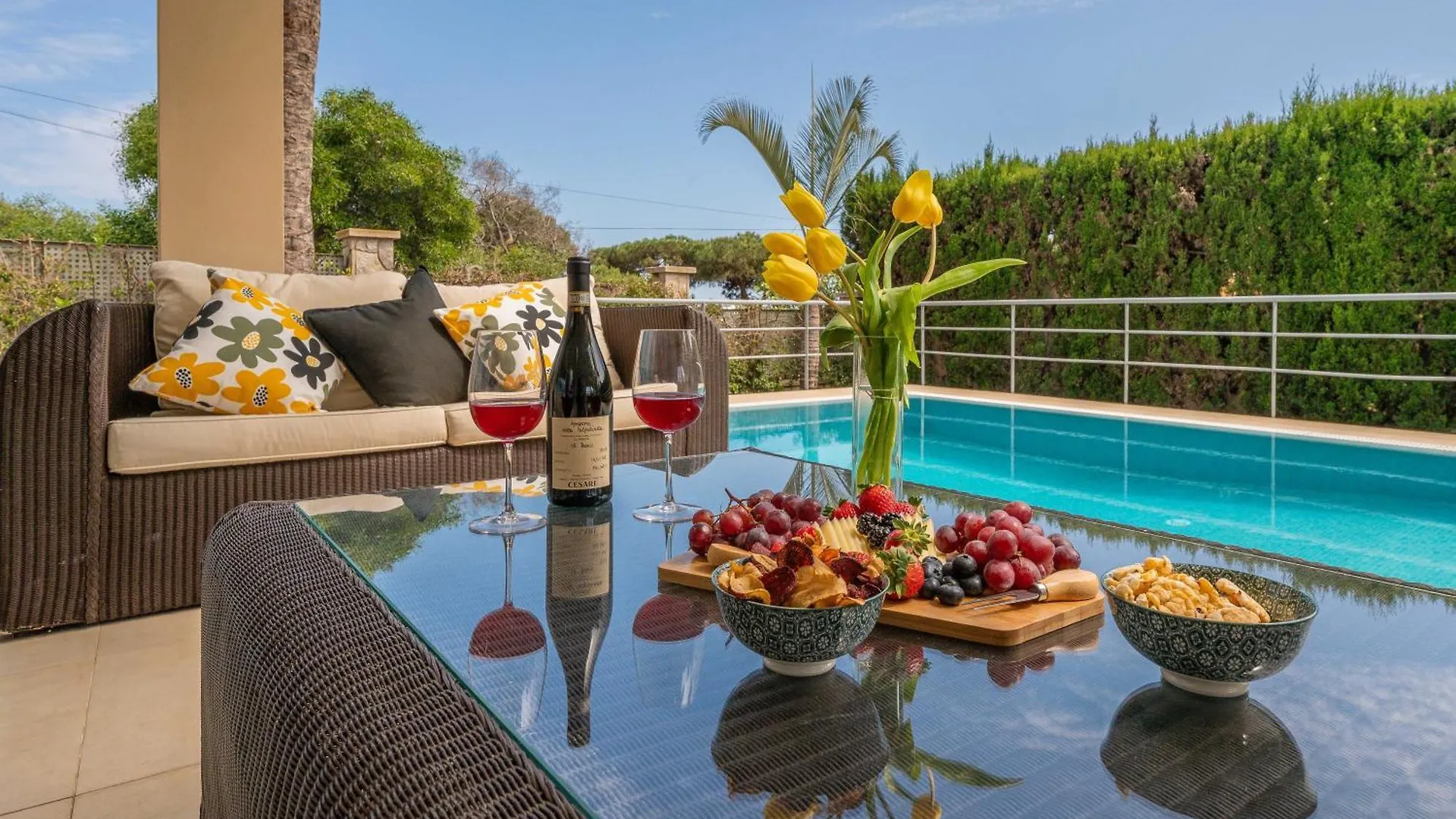 Beachfront Villa With Sea Views & Private Pool マルベーリャ