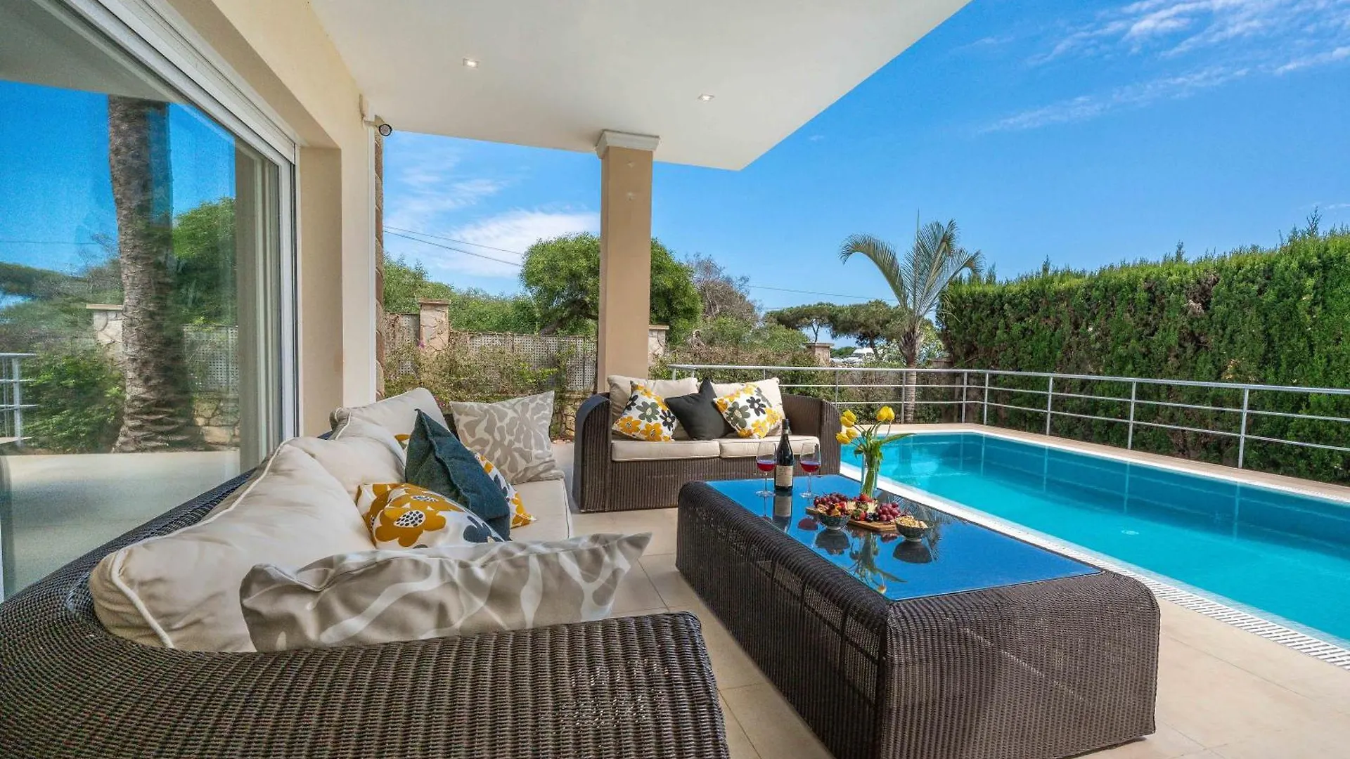 Beachfront Villa With Sea Views & Private Pool マルベーリャ 0*,  スペイン