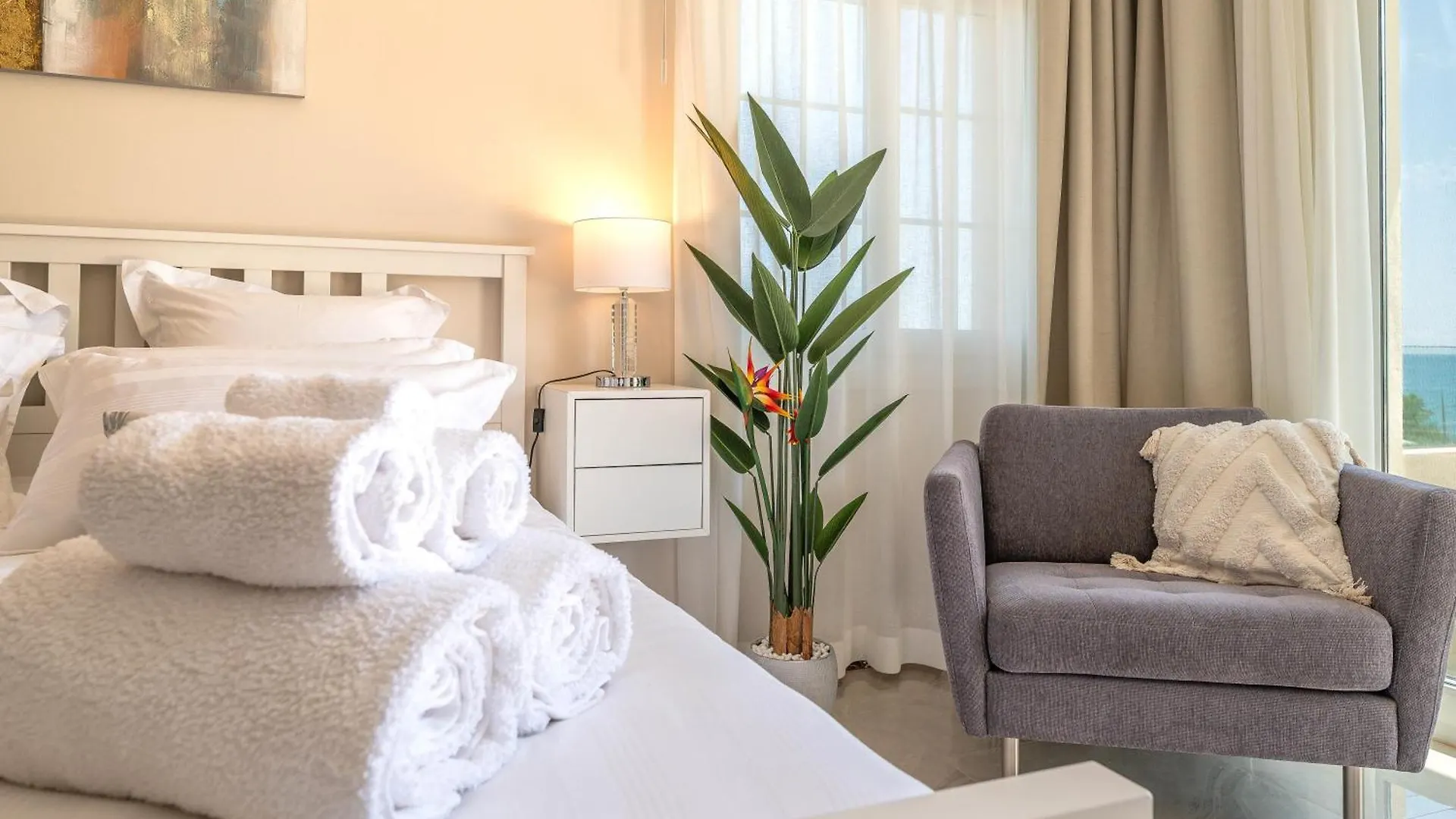 Beachfront Villa With Sea Views & Private Pool マルベーリャ