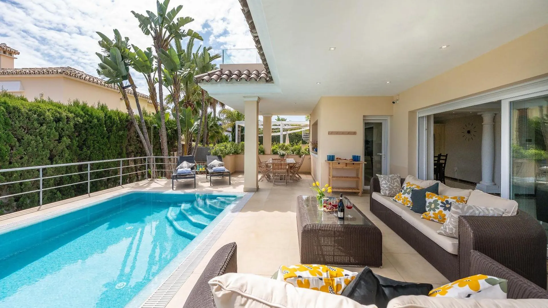 Beachfront Villa With Sea Views & Private Pool マルベーリャ