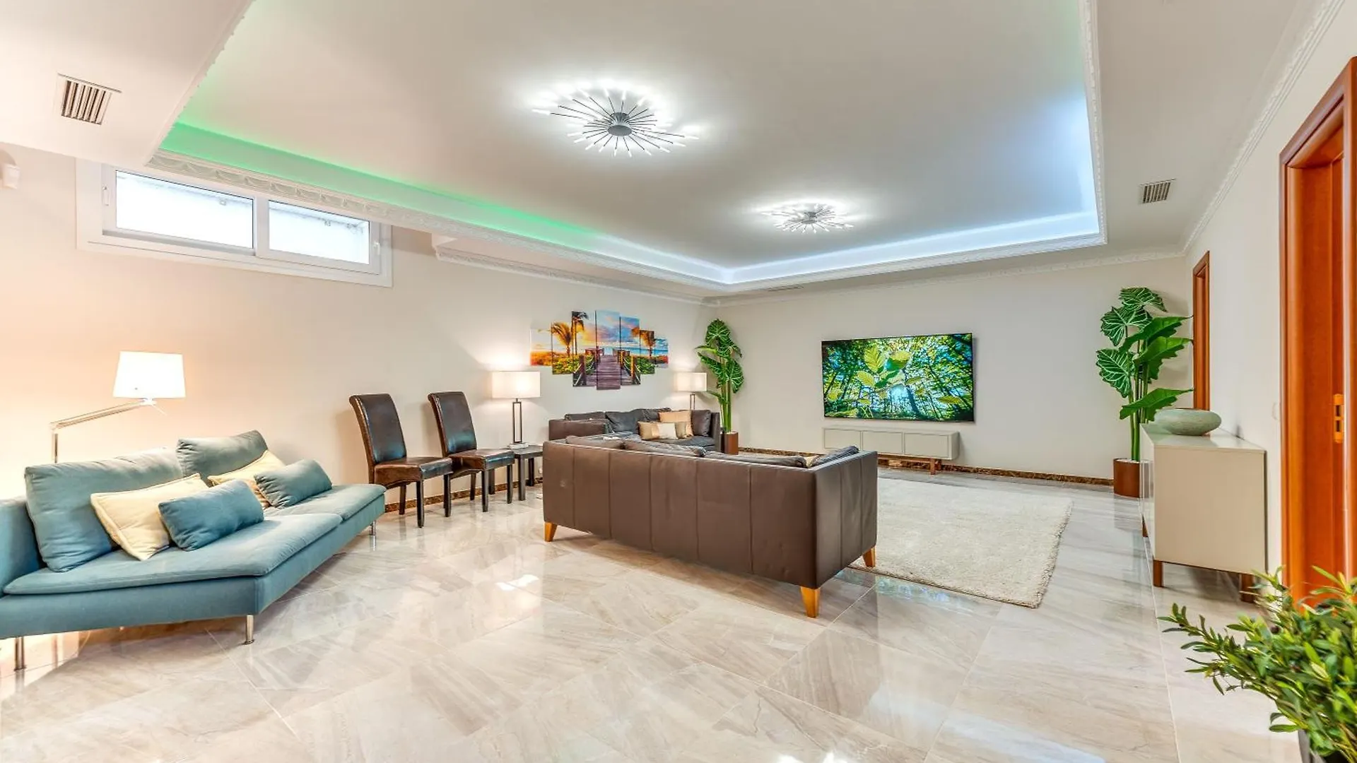 Beachfront Villa With Sea Views & Private Pool マルベーリャ