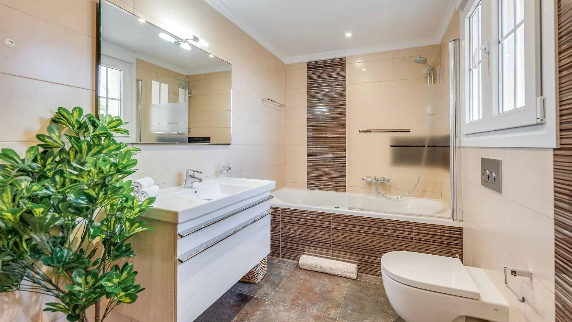 Beachfront Villa With Sea Views & Private Pool マルベーリャ