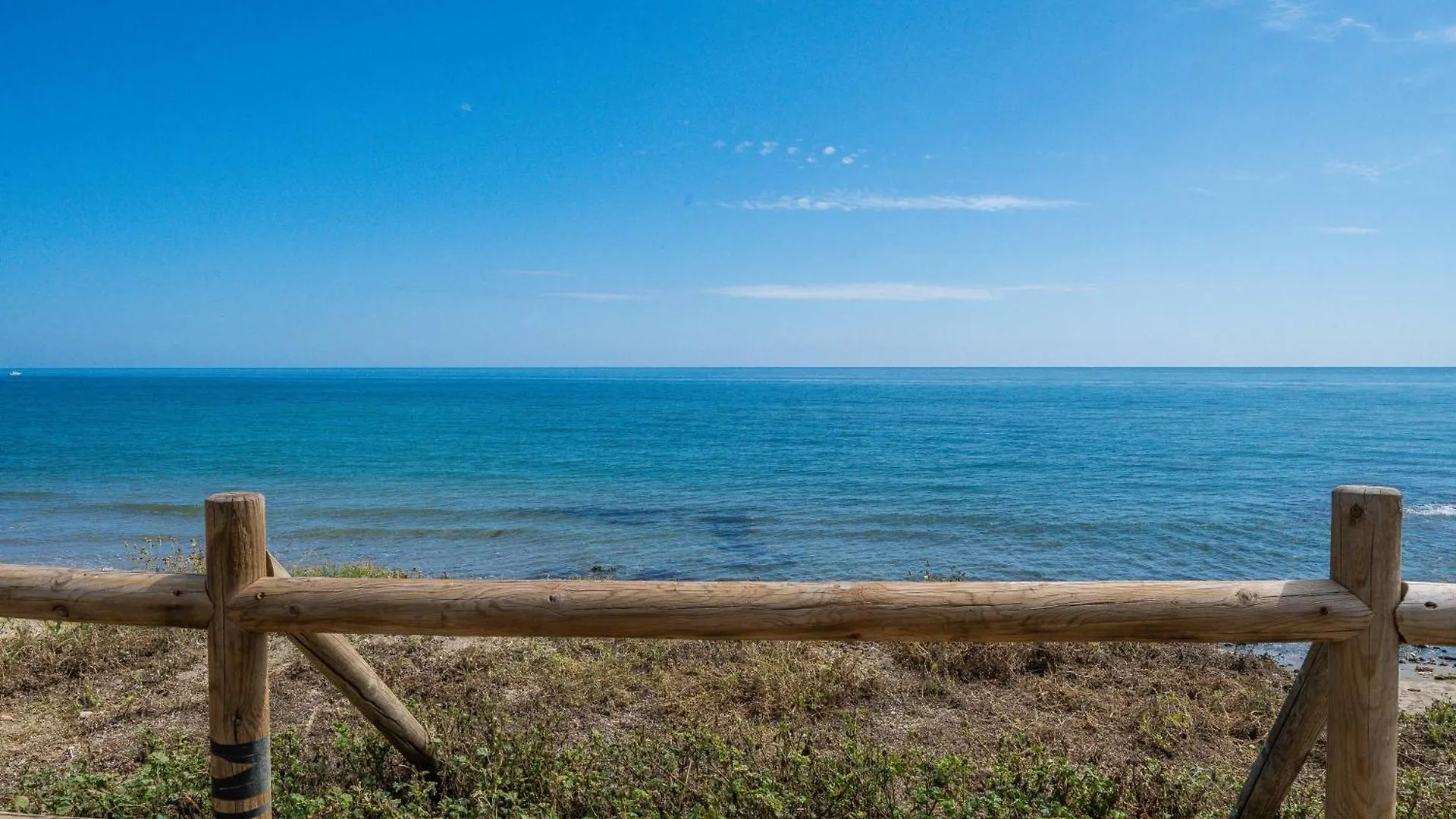 Beachfront Villa With Sea Views & Private Pool マルベーリャ