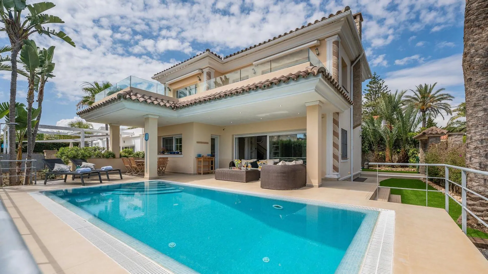 Beachfront Villa With Sea Views & Private Pool マルベーリャ