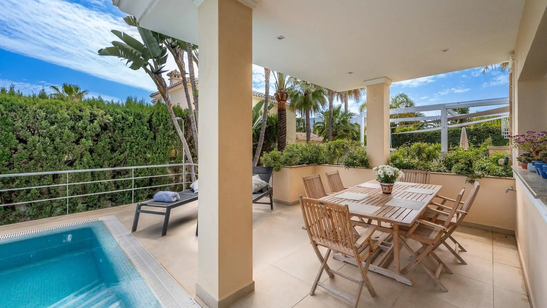 Beachfront Villa With Sea Views & Private Pool マルベーリャ
