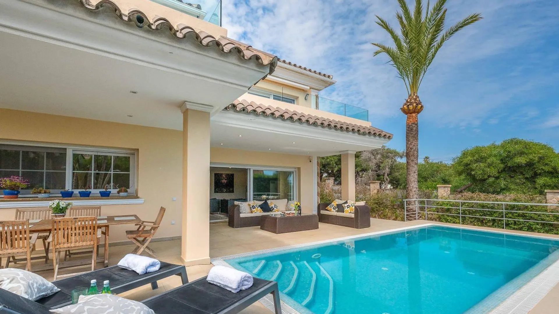 Beachfront Villa With Sea Views & Private Pool マルベーリャ