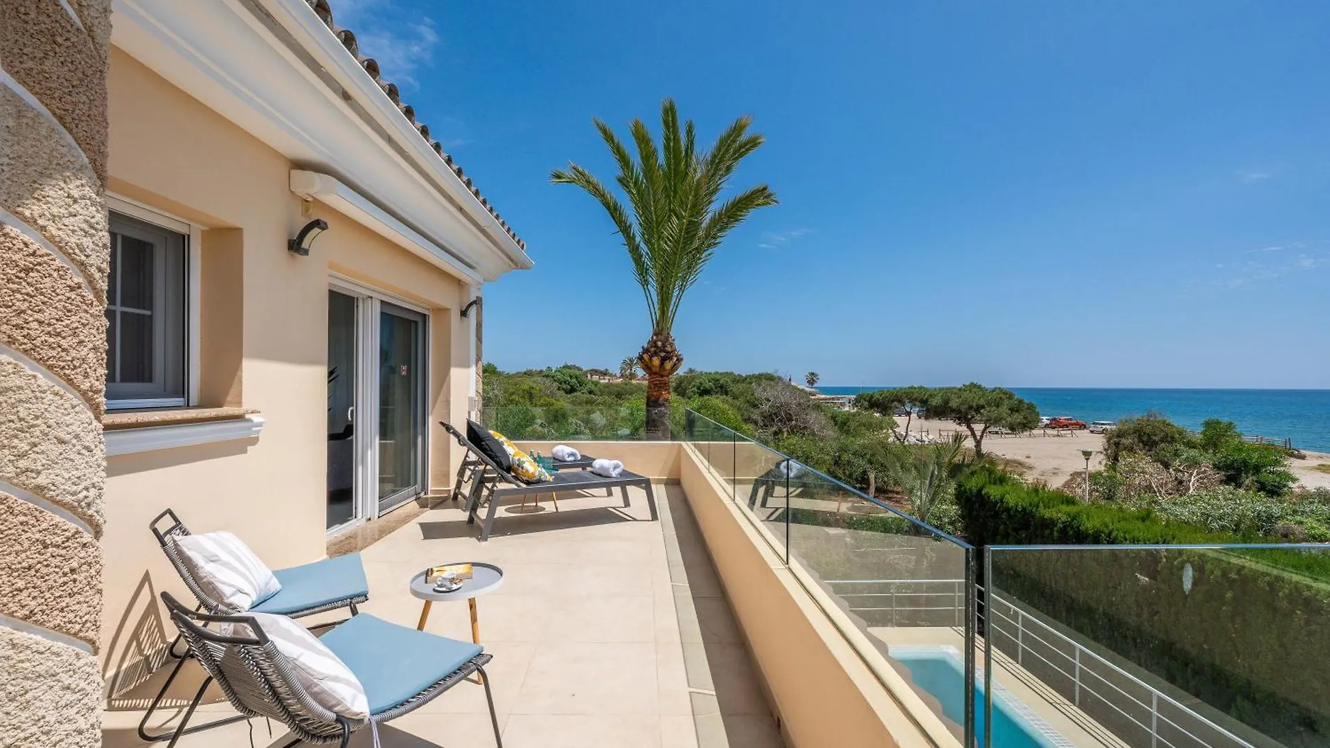 Beachfront Villa With Sea Views & Private Pool マルベーリャ