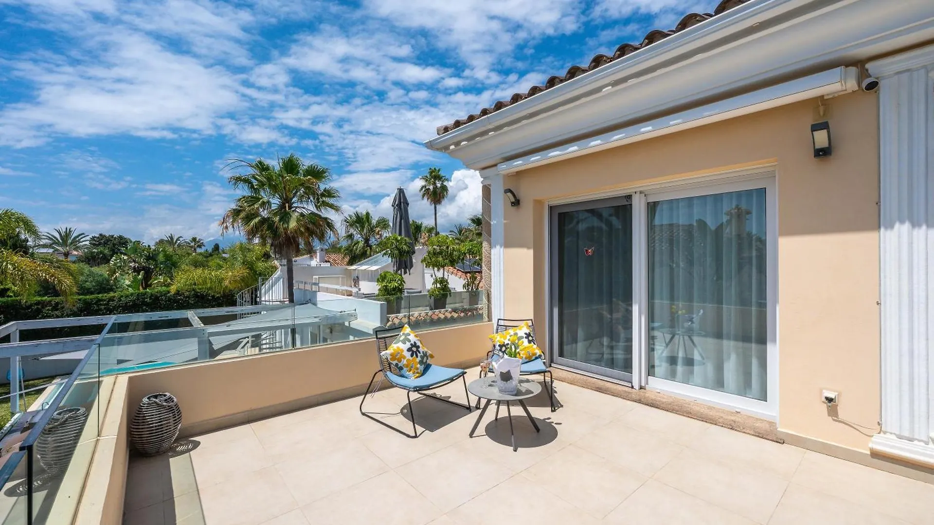 Beachfront Villa With Sea Views & Private Pool マルベーリャ