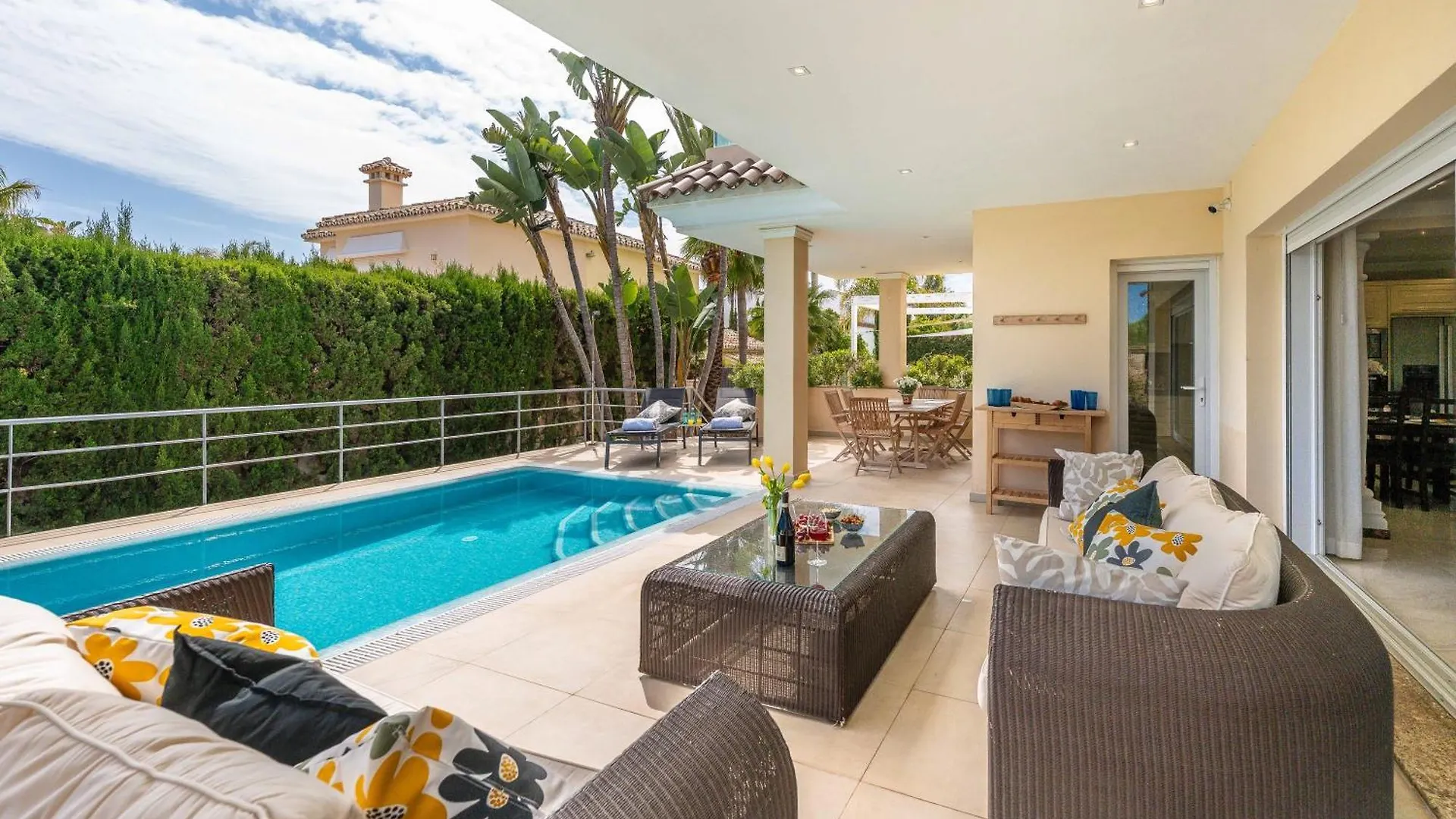 Beachfront Villa With Sea Views & Private Pool マルベーリャ