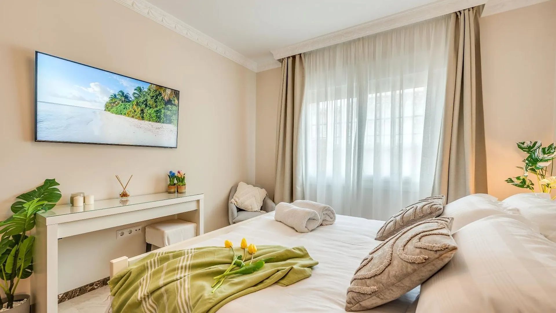 Beachfront Villa With Sea Views & Private Pool マルベーリャ