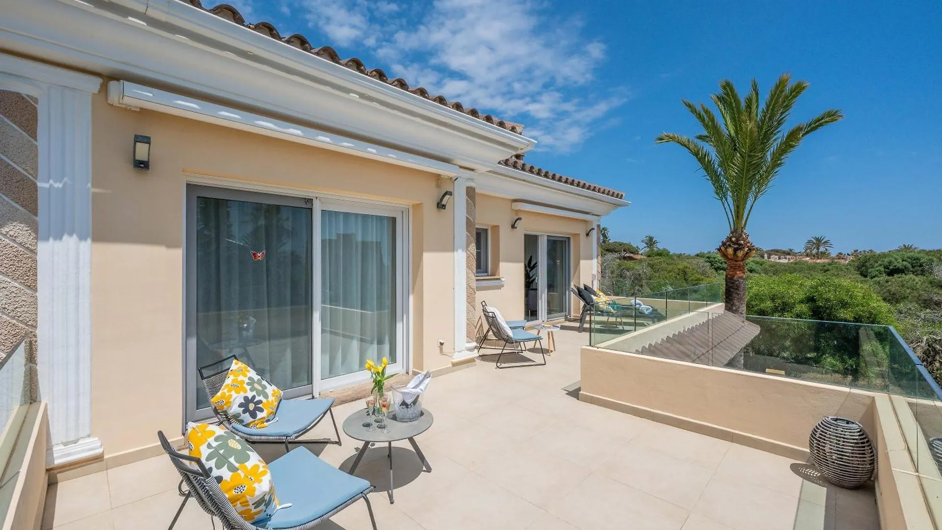 Beachfront Villa With Sea Views & Private Pool マルベーリャ