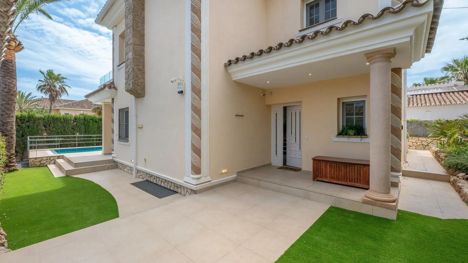 Beachfront Villa With Sea Views & Private Pool マルベーリャ