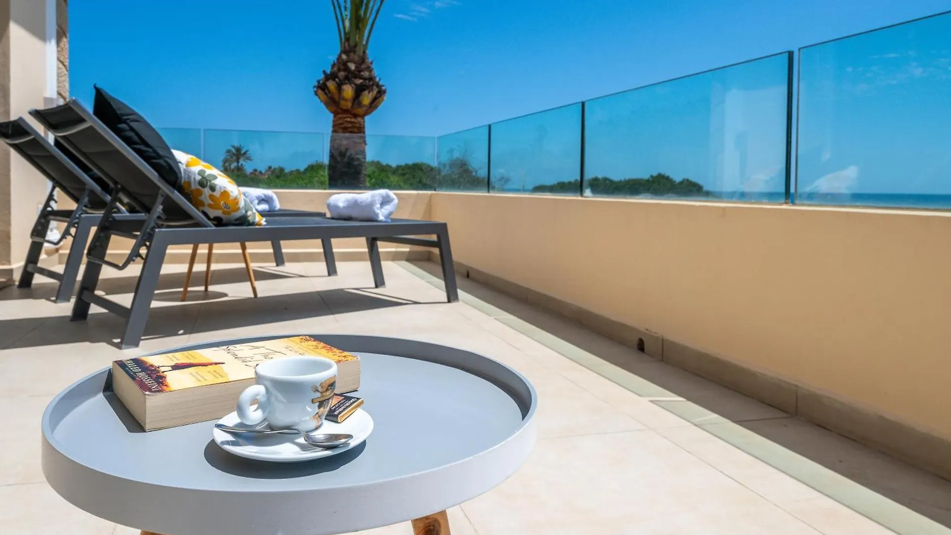 Beachfront Villa With Sea Views & Private Pool マルベーリャ
