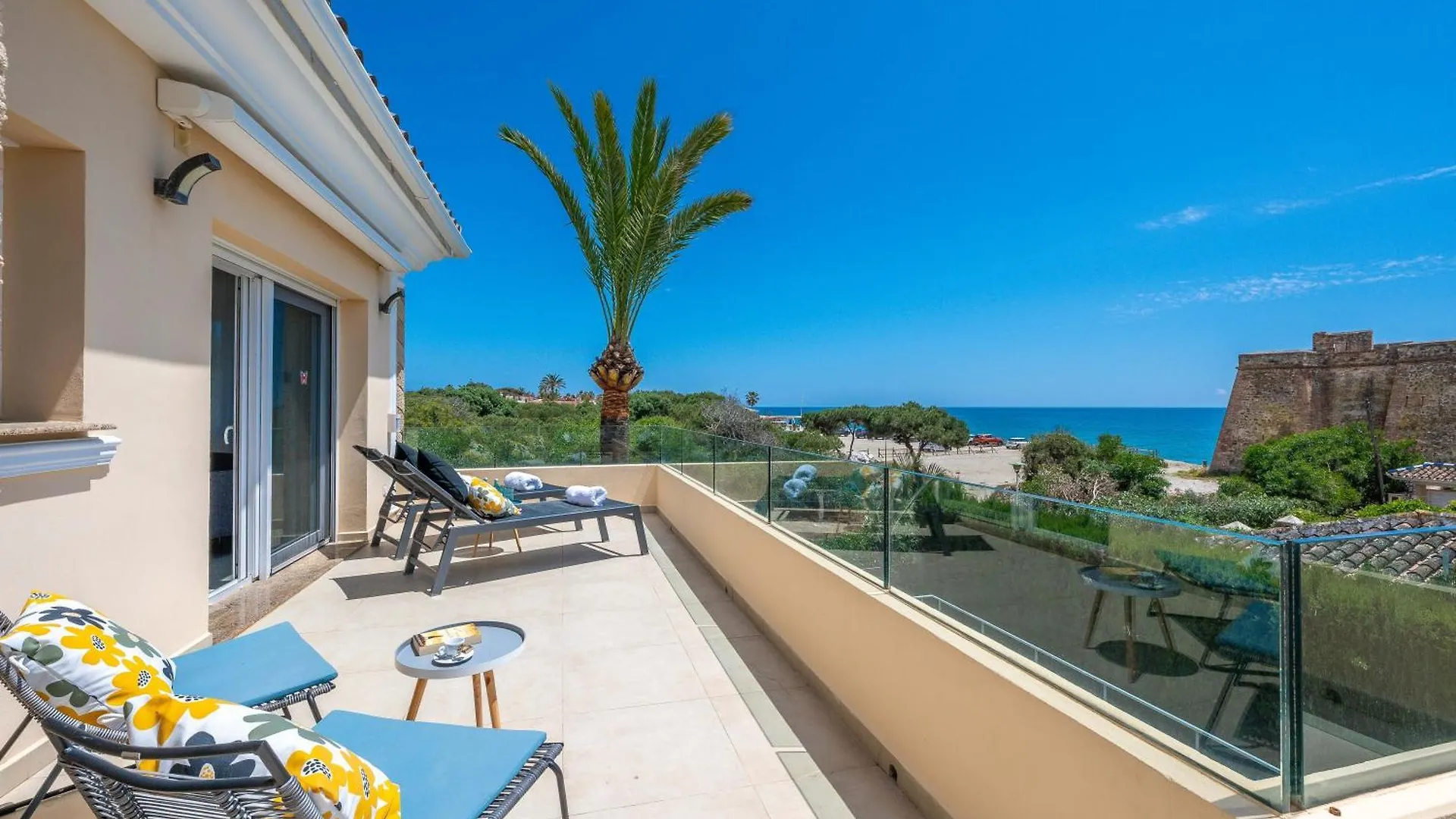 Beachfront Villa With Sea Views & Private Pool マルベーリャ