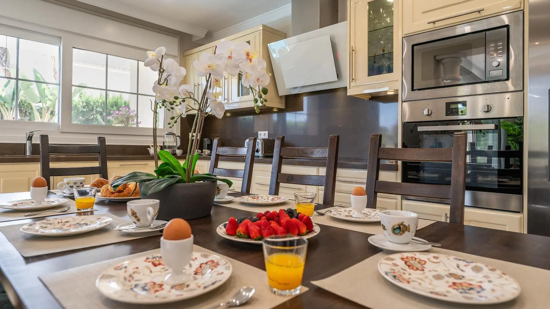 Beachfront Villa With Sea Views & Private Pool Marbella