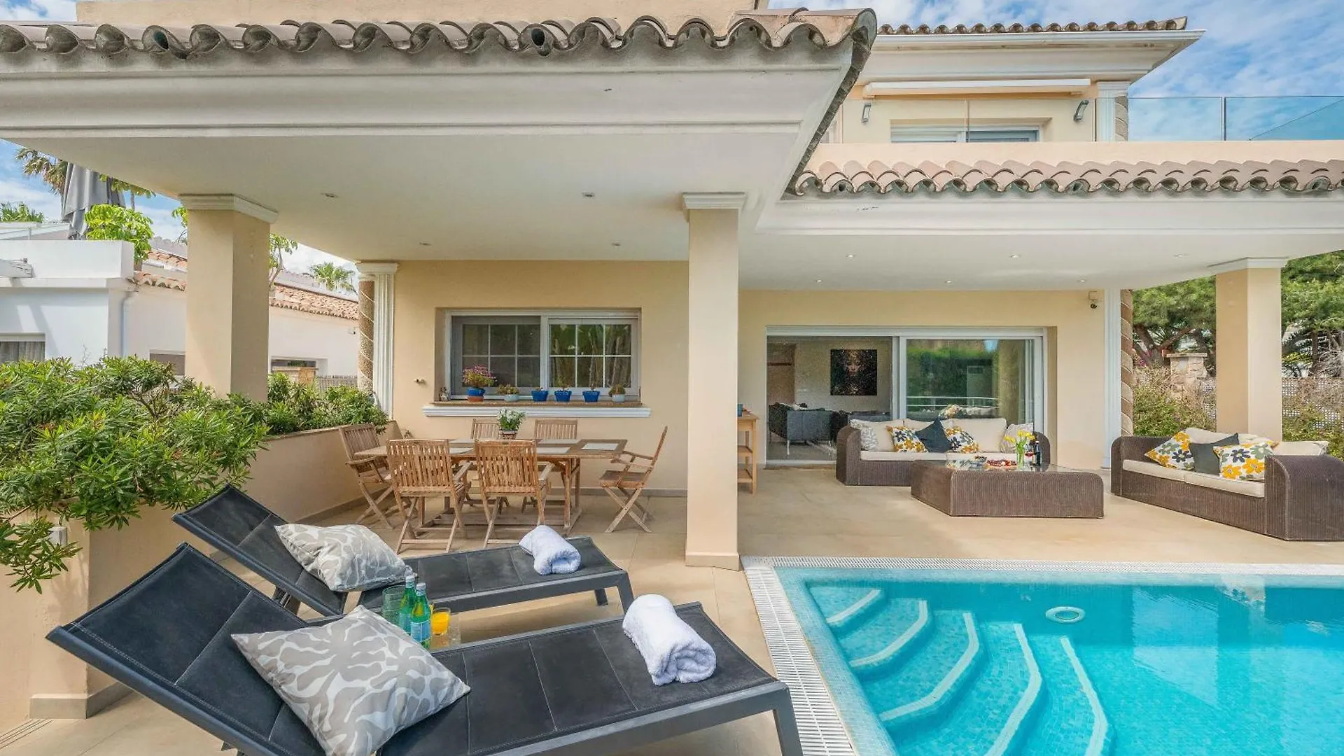 Beachfront Villa With Sea Views & Private Pool Marbella