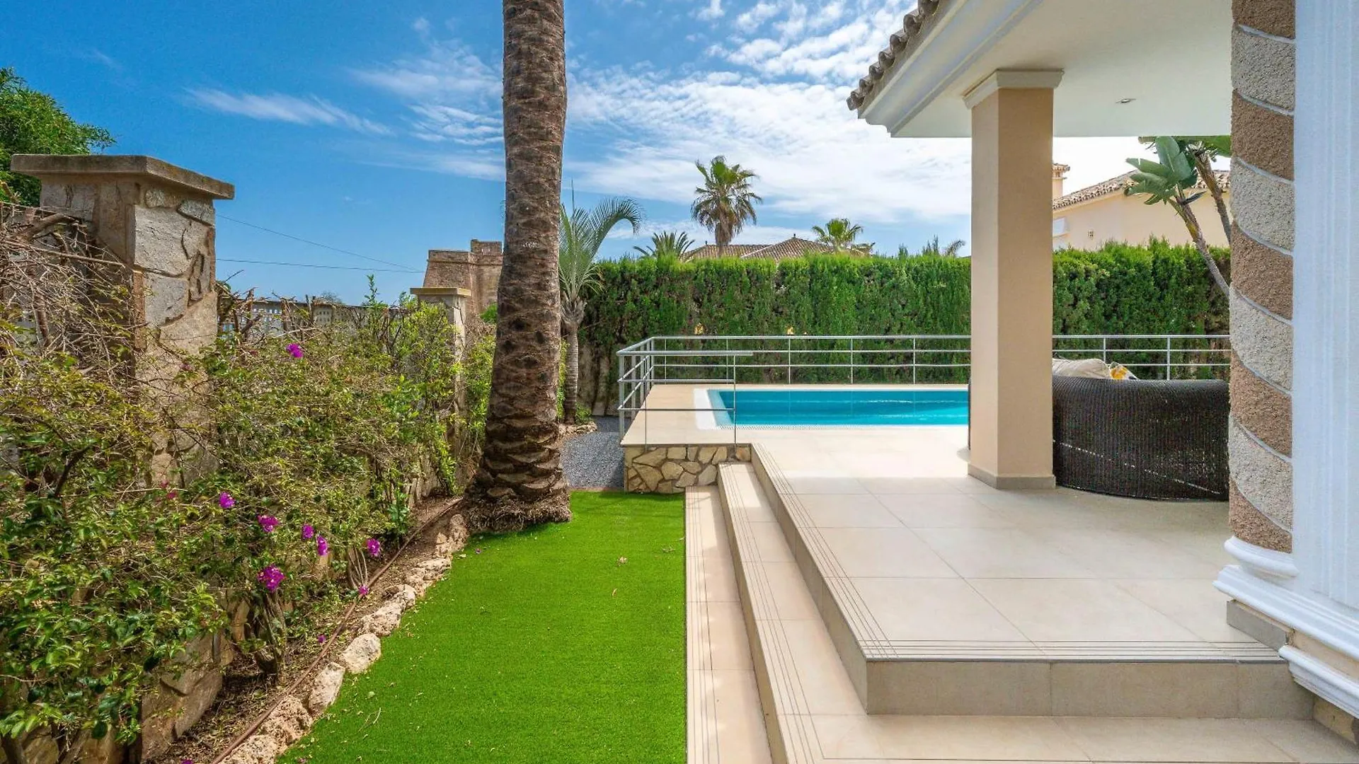 Beachfront Villa With Sea Views & Private Pool Marbella