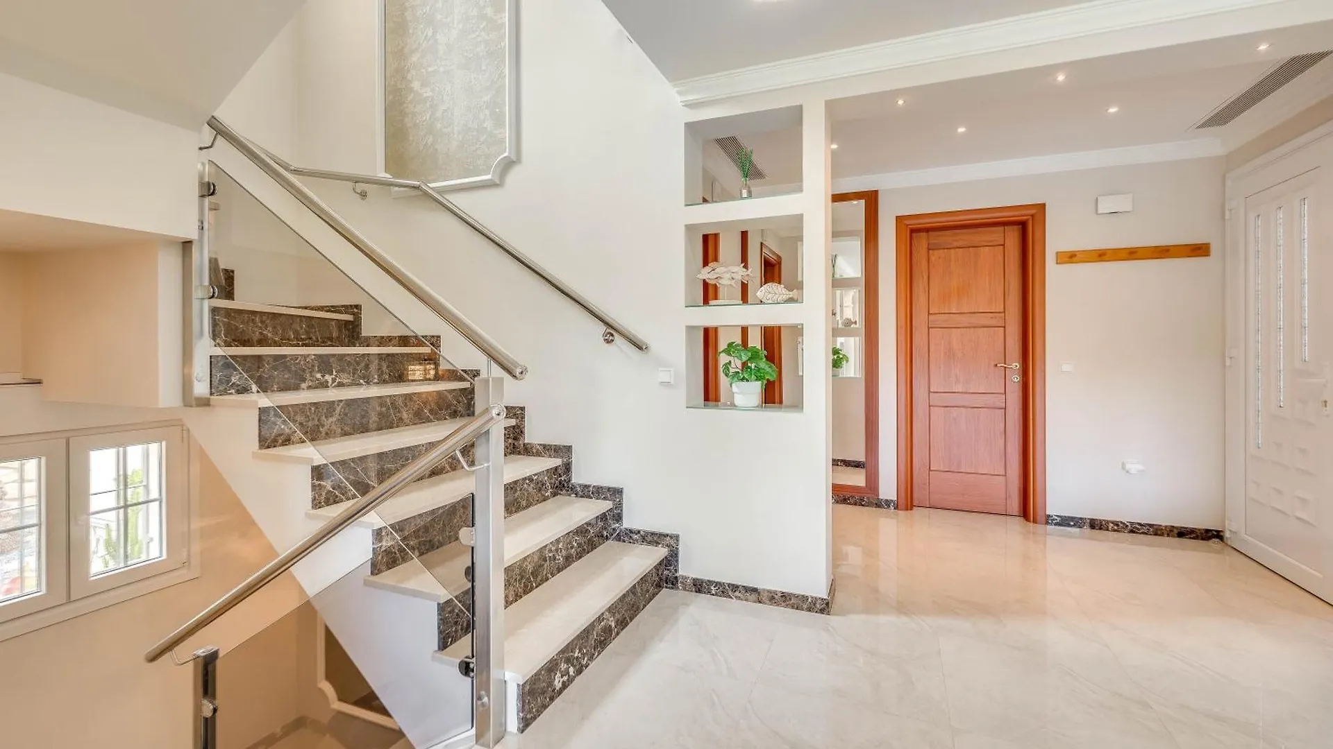 Beachfront Villa With Sea Views & Private Pool Marbella Spanien