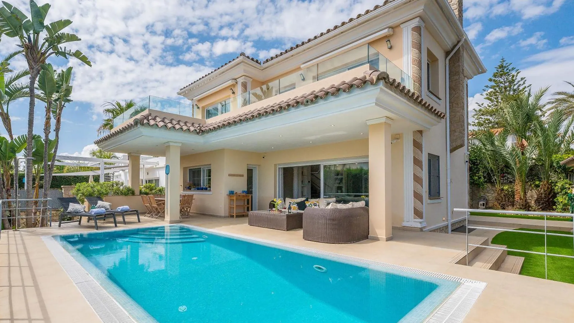 Beachfront Villa With Sea Views & Private Pool Marbella 0*,