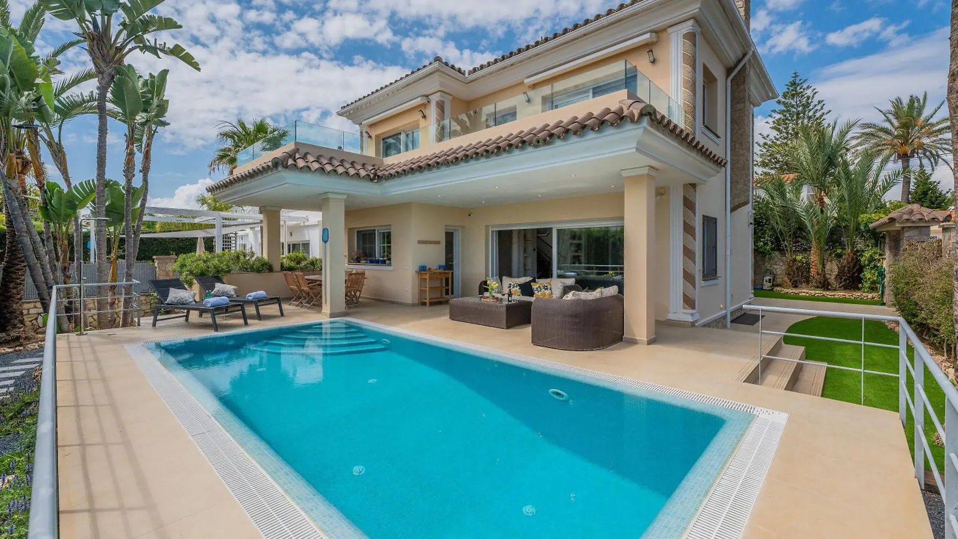 Beachfront Villa With Sea Views & Private Pool Marbella 0*,