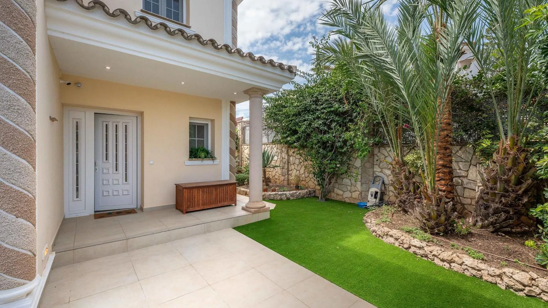 Beachfront Villa With Sea Views & Private Pool Marbella